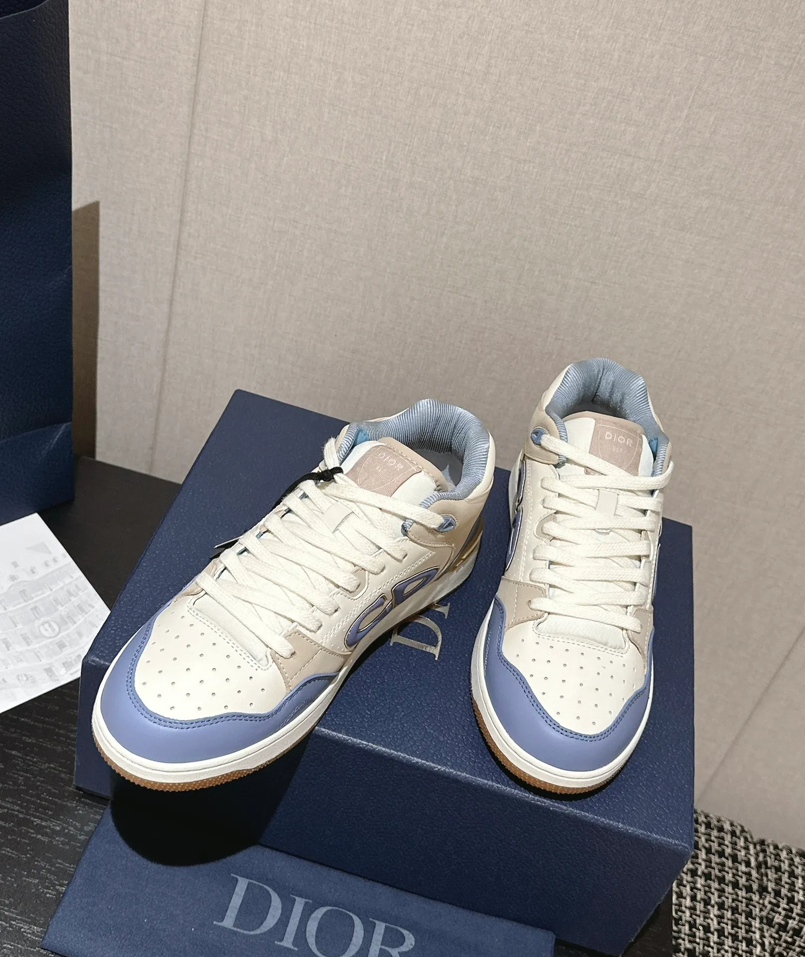 👟👟Ex-factory price 680👟👟. Dior 2024 model B57 popular casual shoe mid-top version, couple model, original explosion-proof one-to-one perfect reproduction, craftsmanship details in place, original customized materials, awesome, latest element combination, fashionable and casual personality, versatile Fabric: original fabric cowhide, mesh, electric embroidery plus 3D printing Inner: imported breathable mesh feet: original molding pad outsole: original one-to-one mold opening T👟👟Ex-factory price U Size: women’s size 35-40~men’s size 39-45